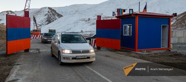 Железные ворота на дороге Сотк-Карвачар (24 ноября 2020). Карабах - Sputnik Արմենիա