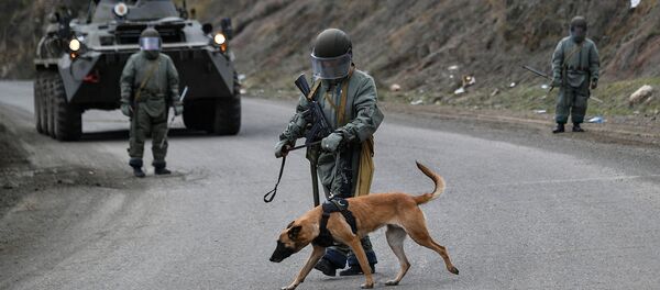 Специалист Международного противоминного центра Минобороны России в составе разворачиваемого Центра управления миротворческой деятельностью во время выполнения задач (23 ноября 2020). Карабах Специалист Международного противоминного центра Минобороны России в составе разворачиваемого Центра управления миротворческой деятельностью во время выполнения задач (23 ноября 2020). Карабах - Sputnik Армения