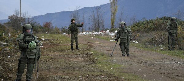 Специалисты Международного противоминного центра Минобороны России в составе разворачиваемого Центра управления миротворческой деятельностью во время выполнения задач (23 ноября 2020). Карабах - Sputnik Արմենիա