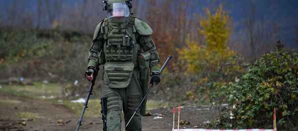 Специалист Международного противоминного центра Минобороны России в составе разворачиваемого Центра управления миротворческой деятельностью во время выполнения задач (23 ноября 2020). Карабах - Sputnik Армения