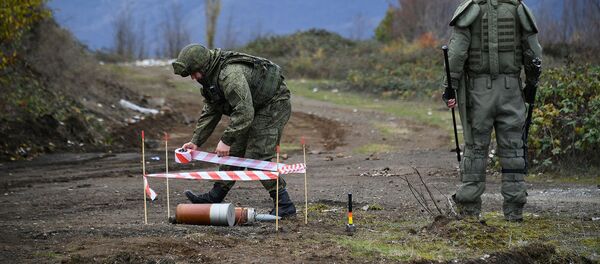 Специалисты Международного противоминного центра Минобороны России в составе разворачиваемого Центра управления миротворческой деятельностью во время выполнения задач (23 ноября 2020). Карабах Специалисты Международного противоминного центра Минобороны России в составе разворачиваемого Центра управления миротворческой деятельностью во время выполнения задач (23 ноября 2020). Карабах - Sputnik Армения