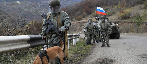 Специалисты Международного противоминного центра Минобороны России в составе разворачиваемого Центра управления миротворческой деятельностью во время выполнения задач (23 ноября 2020). Карабах - Sputnik Արմենիա