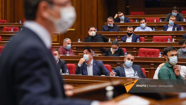 Депутаты фракции Мой шаг следят за выступлением Геворга Горгисяна во время внеочередного заседания Парламента Армении (26 ноября 2020). Еревaн - Sputnik Արմենիա