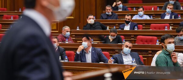 Депутаты фракции Мой шаг следят за выступлением Геворга Горгисяна во время внеочередного заседания Парламента Армении (26 ноября 2020). Еревaн Депутаты фракции Мой шаг следят за выступлением Геворга Горгисяна во время внеочередного заседания Парламента Армении (26 ноября 2020). Еревaн - Sputnik Արմենիա
