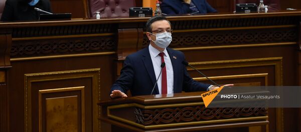 Депутат от фракции Просвещенная Армения Геворг Горгисян во время внеочередного заседания Парламента Армении (26 ноября 2020). Еревaн - Sputnik Արմենիա