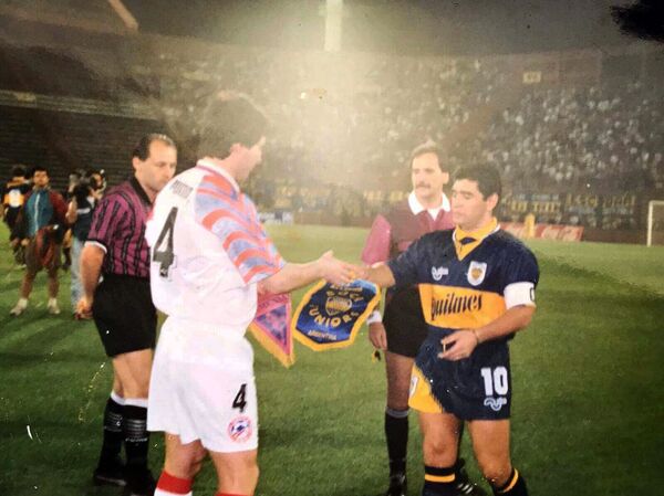 Ինչպես էր Մարադոնան պարում հայկական երաժշտության ներքո ու խմում մեր հավաքականի կենացը Ինչպես էր Մարադոնան պարում հայկական երաժշտության ներքո ու խմում մեր հավաքականի կենացը - Sputnik Արմենիա