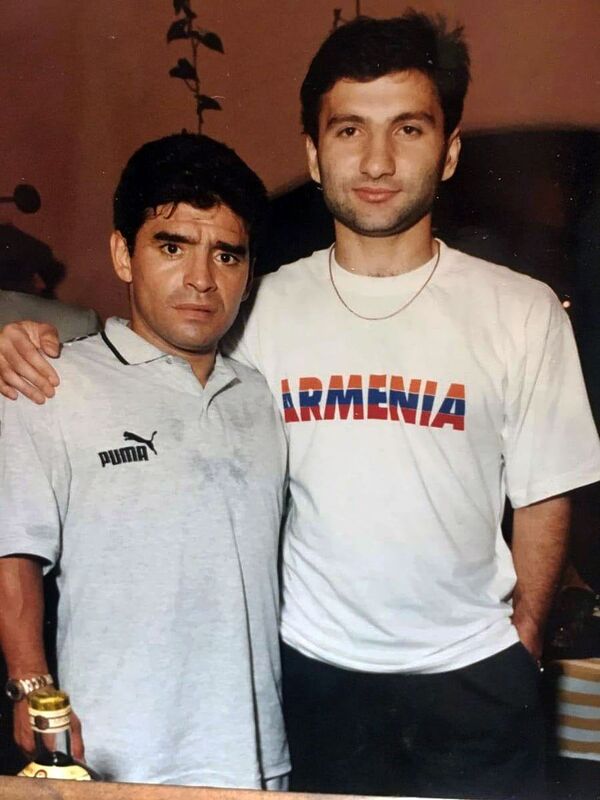 Ինչպես էր Մարադոնան պարում հայկական երաժշտության ներքո ու խմում մեր հավաքականի կենացը Ինչպես էր Մարադոնան պարում հայկական երաժշտության ներքո ու խմում մեր հավաքականի կենացը - Sputnik Արմենիա