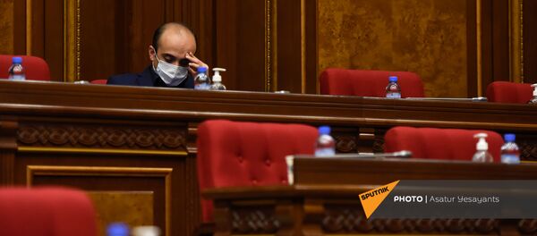 Депутат от фракции Просвещенная Армения Тарон Симонян перед началом внеочередного заседания Парламента Армении (26 ноября 2020). Еревaн Депутат от фракции Просвещенная Армения Тарон Симонян перед началом внеочередного заседания Парламента Армении (26 ноября 2020). Еревaн - Sputnik Արմենիա