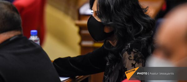 Депутат от фракции Процветающая Армения Наира Зограбян во время внеочередного заседания Парламента Армении (26 ноября 2020). Еревaн - Sputnik Արմենիա