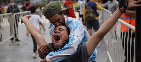 Скорбящие по Диего Марадоне у президентского дворца (26 ноября 2020). Буэнос-Айрес - Sputnik Армения