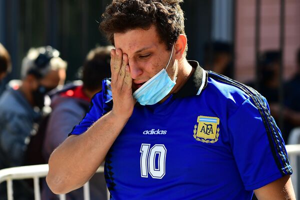 Болельщики Диего Марадоны плачут после того, как отдали дань уважения покойной футбольной легенде Диего Армандо Марадоне в Доме правительства (26 ноября 2020). Буэнос-Айрес - Sputnik Армения