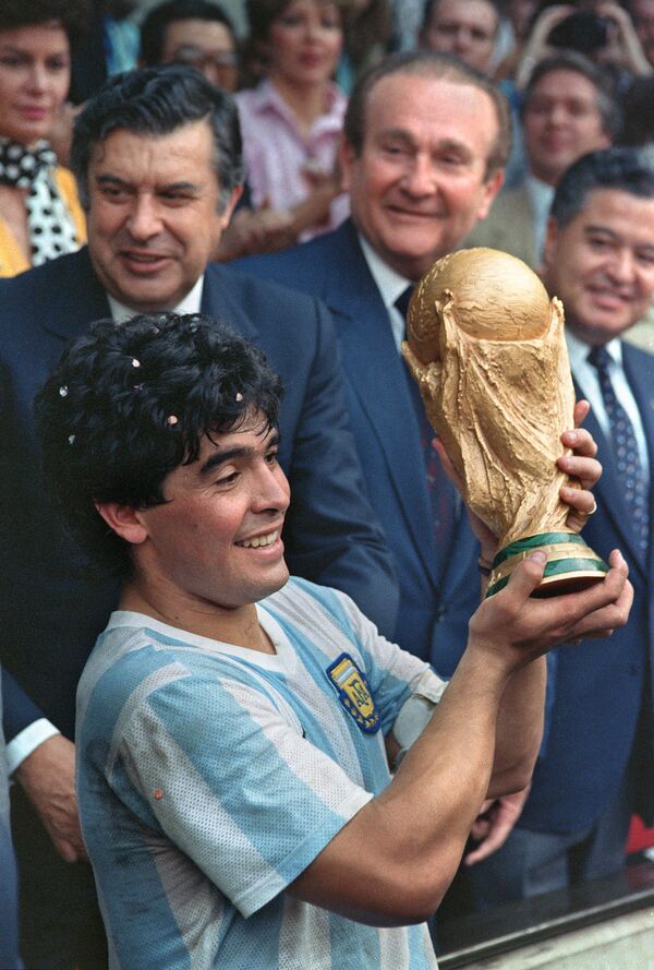 Արգենտինայի ֆուտբոլի հավաքականի ավագ Դիեգո Մարադոնան ցուցադրում է իր թիմի նվաճած Աշխարհի գավաթը. 29 հունիսի, 1986 թ., Մեխիկո - Sputnik Արմենիա