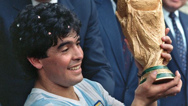 Капитан сборной Аргентины по футболу Диего Армандо Марадона показывает Кубок мира по футболу, выигранный его командой (29 июня 1986). Мехико - Sputnik Армения