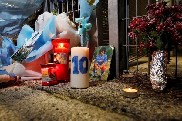 Люди оплакивают смерть легенды аргентинского футбола Диего Марадоны у стадиона Сан-Паоло (25 ноября 2020). Неаполь - Sputnik Армения