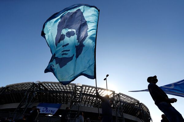 Люди скорбят о смерти легенды аргентинского футбола Диего Марадоны (26 ноября 2020). Неаполь - Sputnik Армения