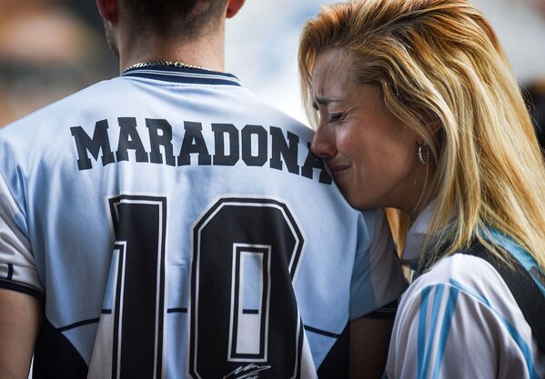 Люди собираются, чтобы оплакать смерть легенды футбола Диего Марадоны, у стадиона Диего Армандо Марадоны (26 ноября 2020. Буэнос-Айрес - Sputnik Армения