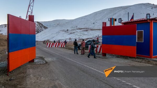 Железные ворота на дороге Сотк-Карвачар (24 ноября 2020). Карабах - Sputnik Армения