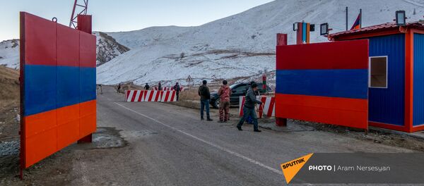 Железные ворота на дороге Сотк-Карвачар (24 ноября 2020). Карабах - Sputnik Армения