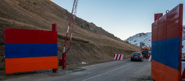 Железные ворота на дороге Сотк-Карвачар (24 ноября 2020). Карабах Железные ворота на дороге Сотк-Карвачар (24 ноября 2020). Карабах - Sputnik Արմենիա