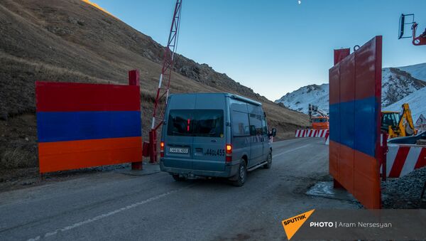 Железные ворота на дороге Сотк-Карвачар (24 ноября 2020). Карабах - Sputnik Армения