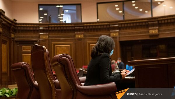 Вице-спикер Национального собрания Лена Назарян перед началом внеочередного заседания Парламента Армении (26 ноября 2020). Еревaн - Sputnik Армения