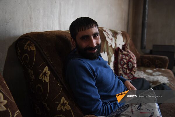 4–ամյա որդու հերոսն է. պատերազմում երկու ոտքը կորցրած Արգիշտին սոցիալական ծանր վիճակում է - Sputnik Արմենիա