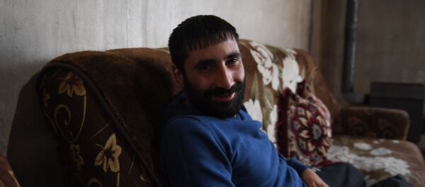 Лишившийся обоих ног во время арцахской войны Аргишти Микаелян (27 ноября 2020). Еревaн - Sputnik Армения