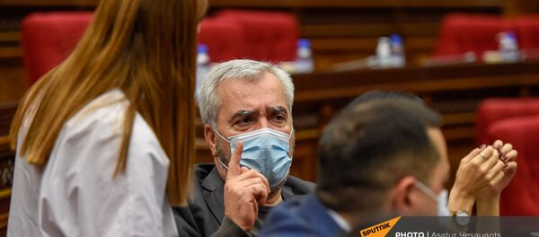 Депутат от фракции Мой шаг Андраник Кочарян перед началом внеочередного заседания Парламента Армении (26 ноября 2020). Еревaн Депутат от фракции Мой шаг Андраник Кочарян перед началом внеочередного заседания Парламента Армении (26 ноября 2020). Еревaн - Sputnik Արմենիա