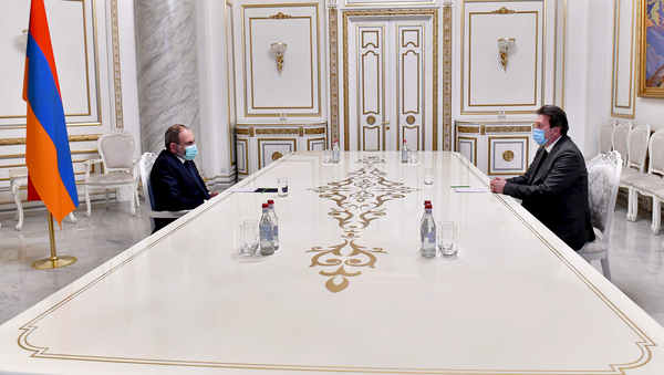 Премьер-министр Никол Пашинян встретился с председателем правления компании Гранд Торнтон Айастан Гагиком Гюльбудагяном (27 ноября 2020). Еревaн - Sputnik Армения