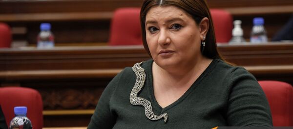 Депутат от фракции Просвященная Армения Иветта Тоноян перед началом внеочередного заседания Парламента Армении (26 ноября 2020). Еревaн Депутат от фракции Просвященная Армения Иветта Тоноян перед началом внеочередного заседания Парламента Армении (26 ноября 2020). Еревaн - Sputnik Արմենիա