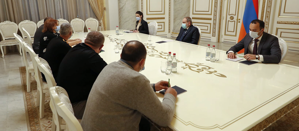 Премьер-министр Никол Пашинян встретился с родителями солдат-срочников (27 ноября 2020). Еревaн Премьер-министр Никол Пашинян встретился с родителями солдат-срочников (27 ноября 2020). Еревaн - Sputnik Արմենիա