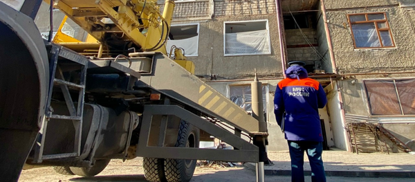 Оперативная группировка МЧС России совместно с представителями администрации Степанакерта занимаются распределением и передачей стройматериалов пострадавшему населению (27 ноября 2020). Карабах - Sputnik Արմենիա