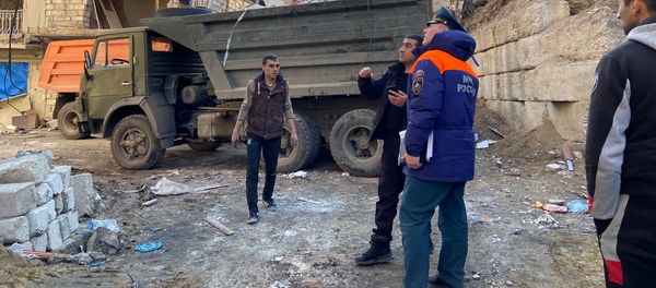 Оперативная группировка МЧС России совместно с представителями администрации Степанакерта занимаются распределением и передачей стройматериалов пострадавшему населению (27 ноября 2020). Карабах - Sputnik Армения