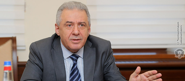 Министр обороны Армении Вагаршак Арутюнян во время встречи с командующим российскими миротворческими силами в Карабахе (27 ноября 2020). Еревaн Министр обороны Армении Вагаршак Арутюнян во время встречи с командующим российскими миротворческими силами в Карабахе (27 ноября 2020). Еревaн - Sputnik Արմենիա