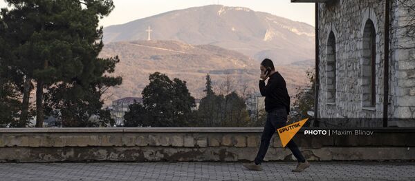 Мужчина с телефоном на улице в Степанакерте - Sputnik Армения