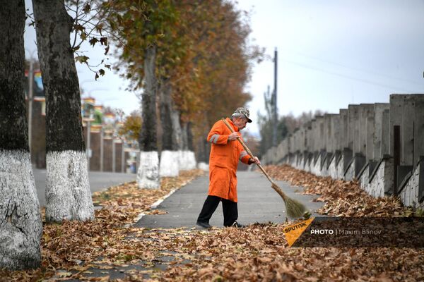 Ստեփանակերտի փողոցները մաքրվում են տերևներից - Sputnik Արմենիա