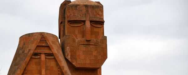 Люди возле монумента Мы - наши горы в Степанакерте - Sputnik Армения