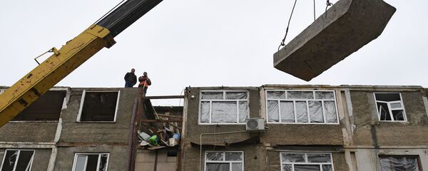 Работы по восстановлению жилого дома в Степанакерте, пострадавшего от обстрела Работы по восстановлению жилого дома в Степанакерте, пострадавшего от обстрела - Sputnik Արմենիա