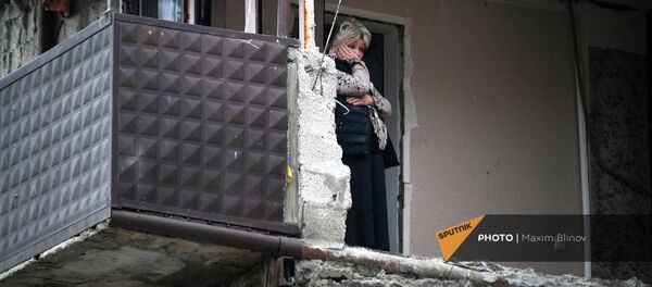 Женщина в своей квартире дома в Степанакерте, пострадавшего во время обстрела - Sputnik Արմենիա