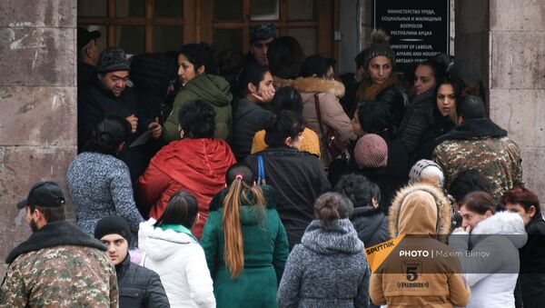 Жители Карабаха в очереди за социальным пособием в Степанакерте - Sputnik Армения