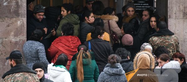 Жители Карабаха в очереди за социальным пособием в Степанакерте Жители Карабаха в очереди за социальным пособием в Степанакерте - Sputnik Արմենիա