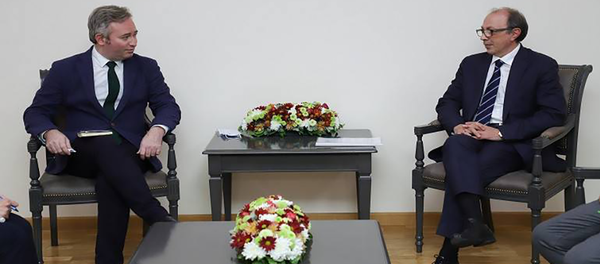 Министр иностранных дел Армении Ара Айвазян встретился с руководителем делегации, сопровождающей рейс гуманитарной помощи, госсекретарем иностранных дел Франции Жаном-Батистом Лемуаном (27 ноября 2020). Еревaн Министр иностранных дел Армении Ара Айвазян встретился с руководителем делегации, сопровождающей рейс гуманитарной помощи, госсекретарем иностранных дел Франции Жаном-Батистом Лемуаном (27 ноября 2020). Еревaн - Sputnik Արմենիա