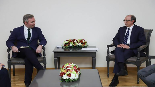Министр иностранных дел Армении Ара Айвазян встретился с руководителем делегации, сопровождающей рейс гуманитарной помощи, госсекретарем иностранных дел Франции Жаном-Батистом Лемуаном (27 ноября 2020). Еревaн - Sputnik Արմենիա
