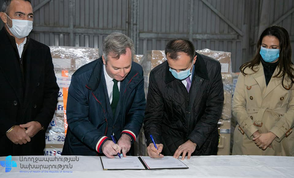 Ֆրանսիայից ուղարկված հումանիտար օգնությունը կբաժանեն բուժհաստատություններին Ֆրանսիայից ուղարկված հումանիտար օգնությունը կբաժանեն բուժհաստատություններին - Sputnik Արմենիա