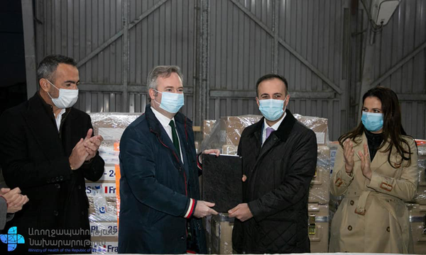 Ֆրանսիայից ուղարկված հումանիտար օգնությունը կբաժանեն բուժհաստատություններին Ֆրանսիայից ուղարկված հումանիտար օգնությունը կբաժանեն բուժհաստատություններին - Sputnik Արմենիա