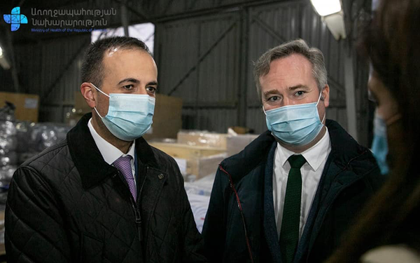 Арсен Торосян принял второй борт с гумпомощью из Франции - Sputnik Армения