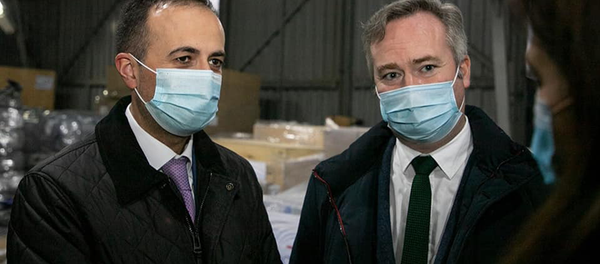 Министр здравоохранения Арсен Торосян и Госсекретарь иностранных дел Франции Жан-Батист Лемуан во время церемонии передачи гуманитарной помощи из Франции (27 ноября 2020). Еревaн - Sputnik Արմենիա