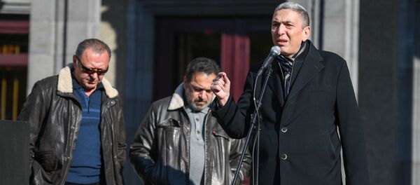 Продюсер, сценарист Армен Григорян на акции призыва к армянам во всем мире для поддержки попавших в плен армянских военнослужащих (28 ноября 2020). Еревaн - Sputnik Արմենիա