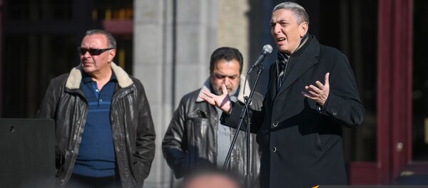 Продюсер, сценарист Армен Григорян на акции призыва к армянам во всем мире для поддержки попавших в плен армянских военнослужащих (28 ноября 2020). Еревaн - Sputnik Армения