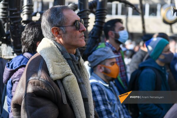 Ոստիկանները մտավորականներին առաջարկեցին քայլերթով գնալ դեսպանատների մոտ Ոստիկանները մտավորականներին առաջարկեցին քայլերթով գնալ դեսպանատների մոտ - Sputnik Արմենիա